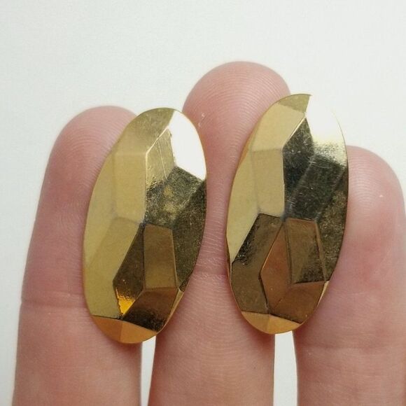 Vintage Gold Tone Oval Clip On Earrings, Angular Faceted Surface, Retro Estate - Picture 1 of 6